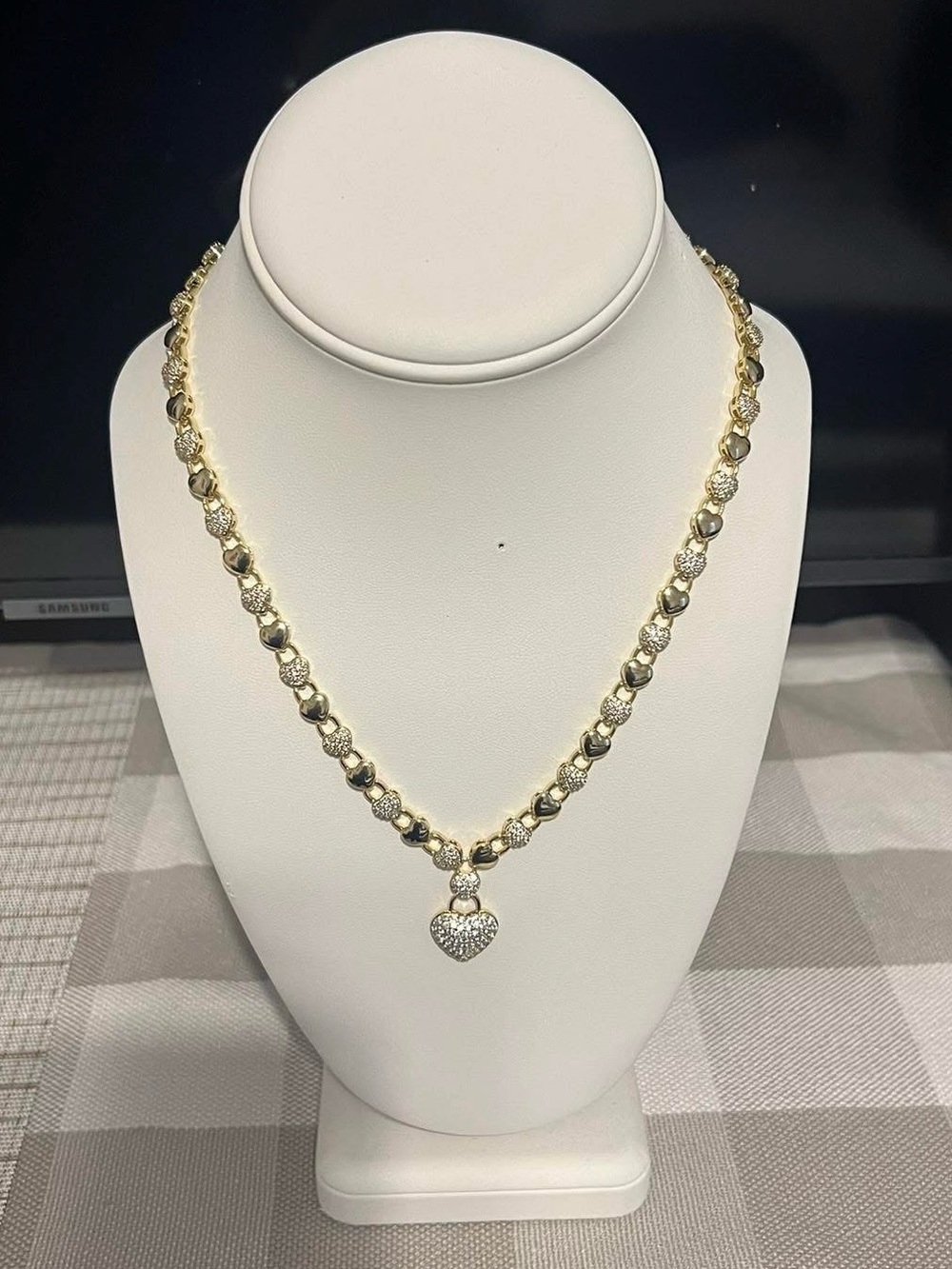 Gold Heart Pendant Necklace - Elegant Women's Jewelry
